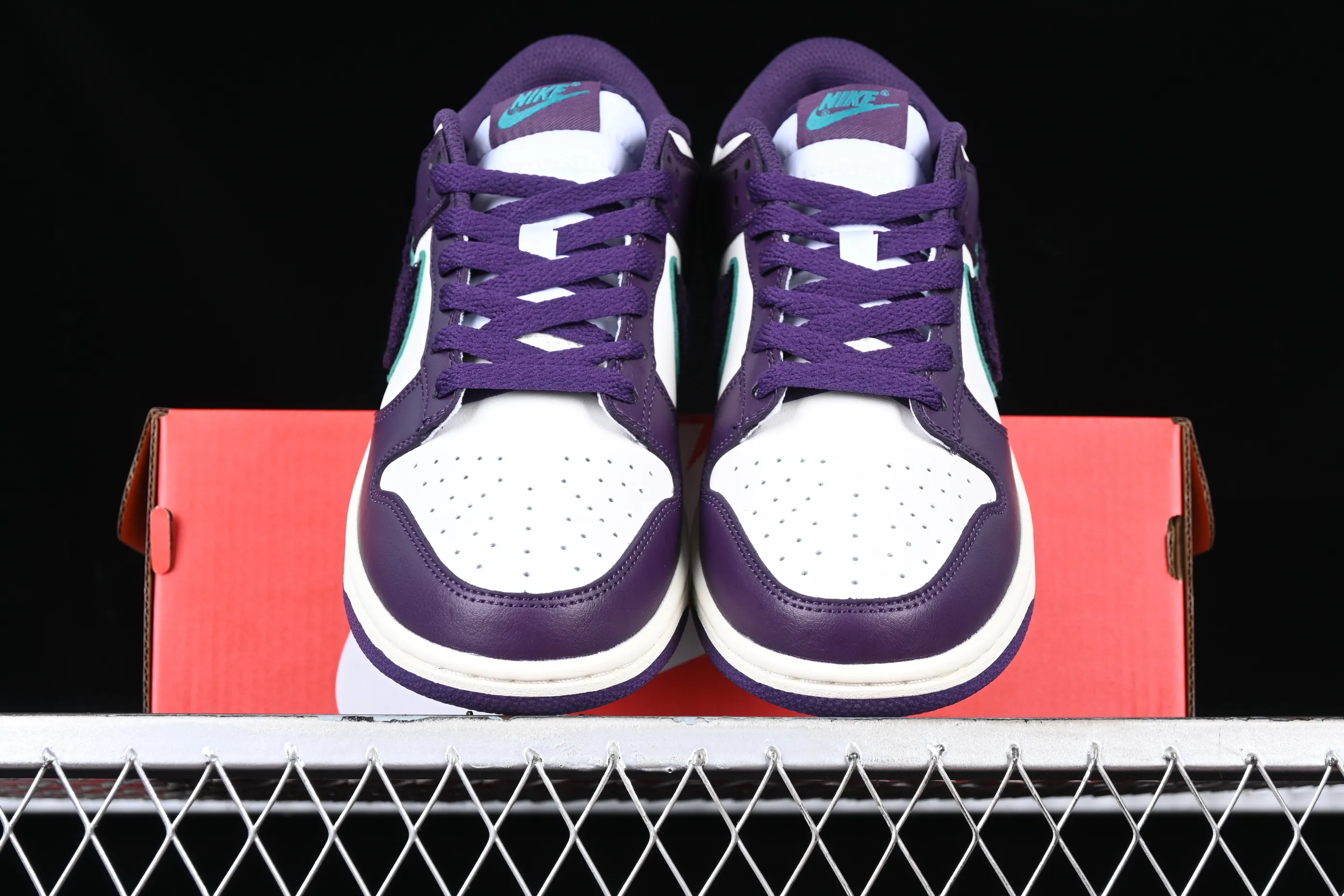 All Categories Nk SB Dunk Series Nk SB Dunk Low Low-top sneakers Nk SB Dunk Low "Chenille Swoosh" Chenille SB low-top sports and leisure sneakers DQ7683-100